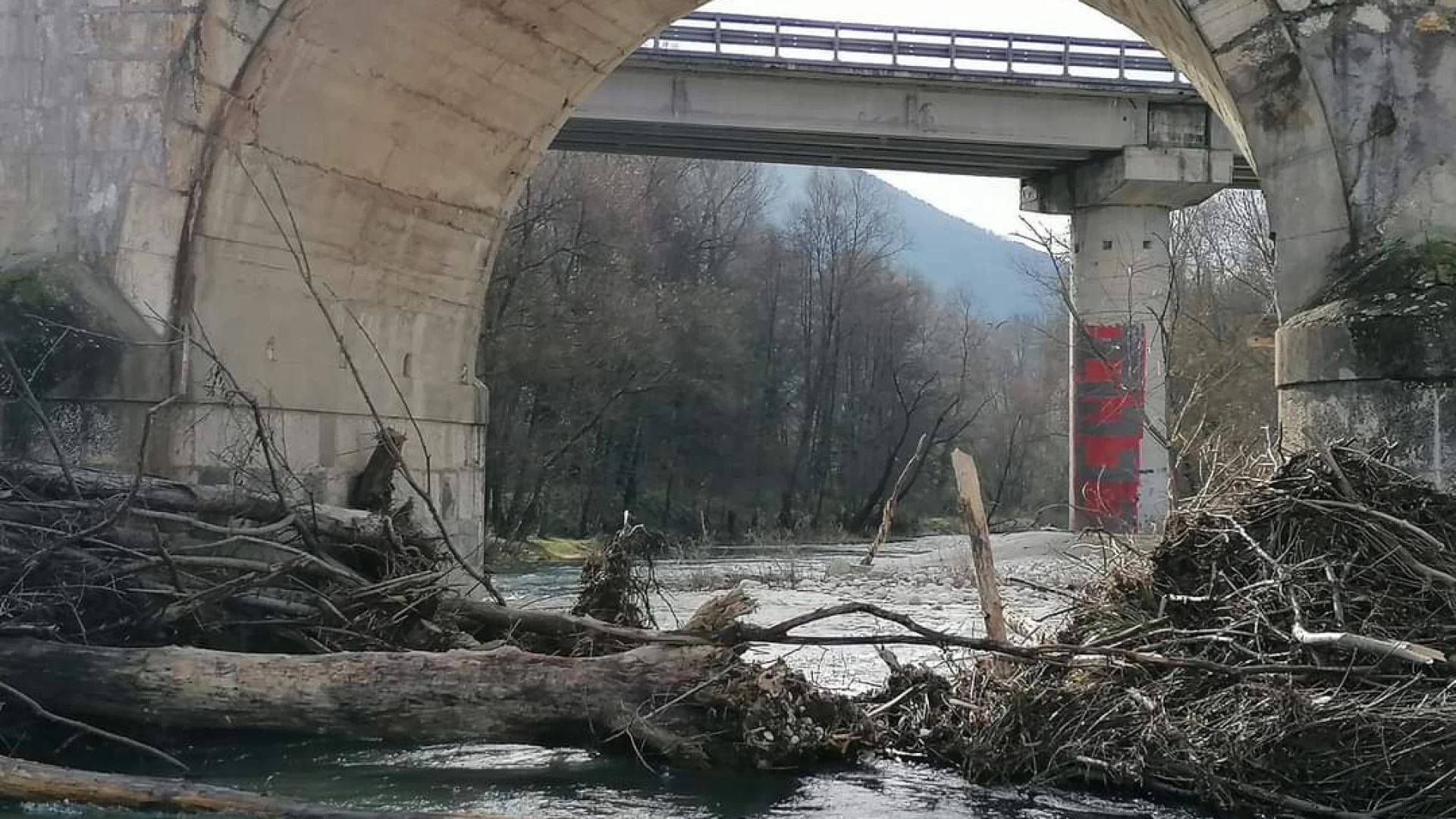 Roccaravindola: fiume Volturno ostruito all’altezza del Ponte dei 25 Archi da grossi alberi trasportati dalla corrente. Situazione da monitorare.